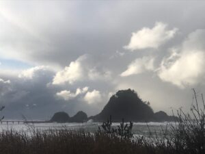 山形インフォメーション|強風と荒波が厳しい冬の庄内浜と白山島 もみほぐし オラクルカード占い